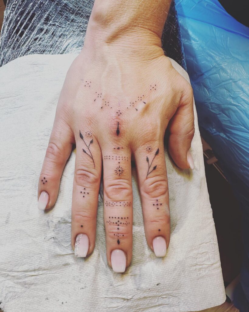 finger tattoos 