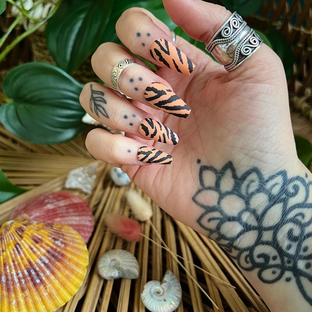 finger tattoos 